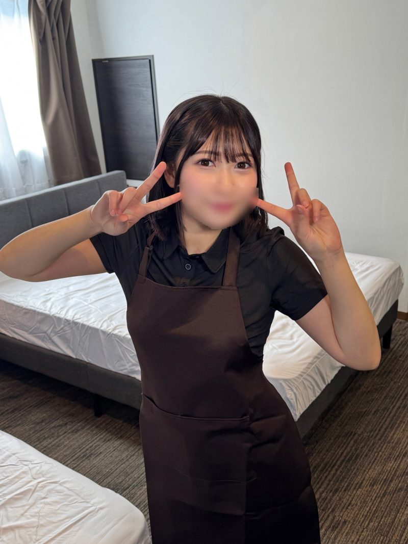 FC2PPV 4930994 向酒店清洁兼职女孩展示勃起大鸡巴自慰,没想到她兴致勃勃…还成功中出内射