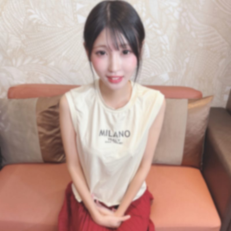 FC2PPV 4936167 19岁娇嫩纤细白皙美少女，外表柔弱却难掩敏感身体，偷偷中出教她体验大人的风情