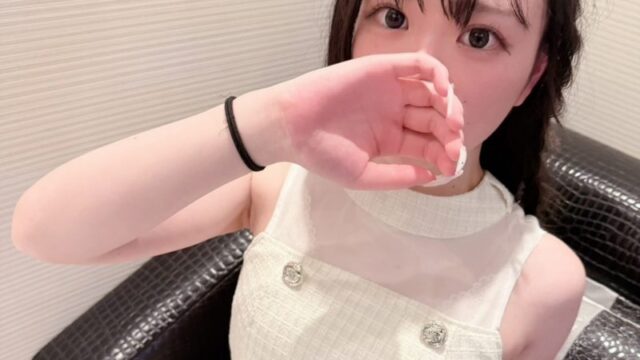 FC2PPV 4937297 说好只穿内衣的…黑发清纯系女生被金钱诱惑当场口交＆无套插入！明明拒绝中出却还是被内射的天真素人模特私拍实录