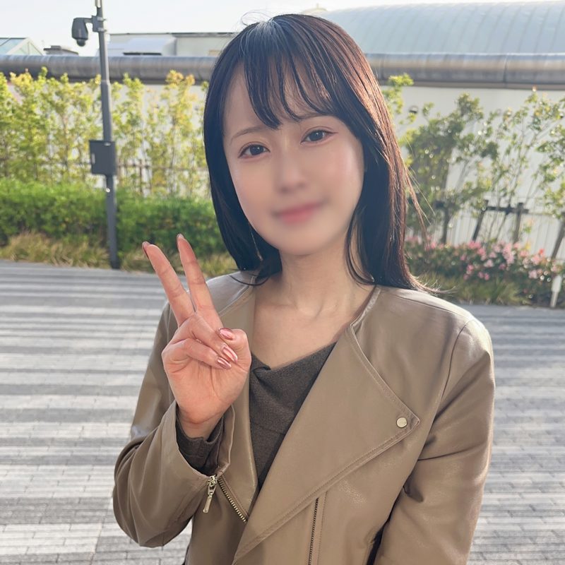 FC2PPV 4946961 与公司皮肤白皙的美女后辈约会后热辣拍摄，光滑美穴被大屌狠狠顶弄，窗边也毫不顾忌地大胆张腿抽插