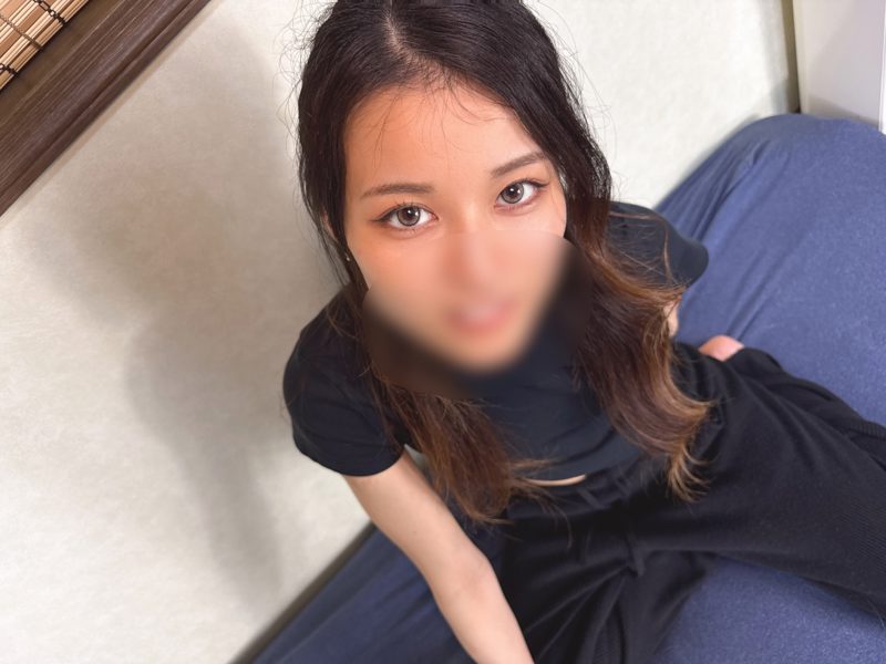 FC2PPV 4947408 完全素人初次拍摄超苗条美女，超敏感体质遇上巨根插入直接沦陷，直呼比男友还爽，反复高潮内射不停
