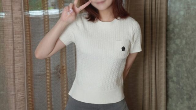 FC2PPV 4947920 初次拍摄、广告销售白皙美人「这么深还是第一次…」被巨根经理狠狠贯穿深处，剧烈抽插到浪叫痉挛，多毛敏感小穴中出