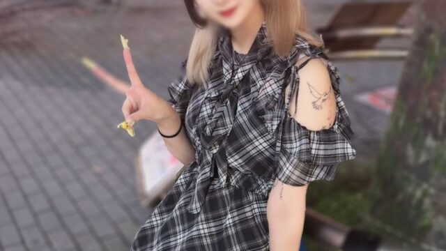 FC2PPV 4956763 美乳发型师推特爆红后被搭讪偷拍,人偶般精致脸蛋配摇曳美乳,两次中出才罢休