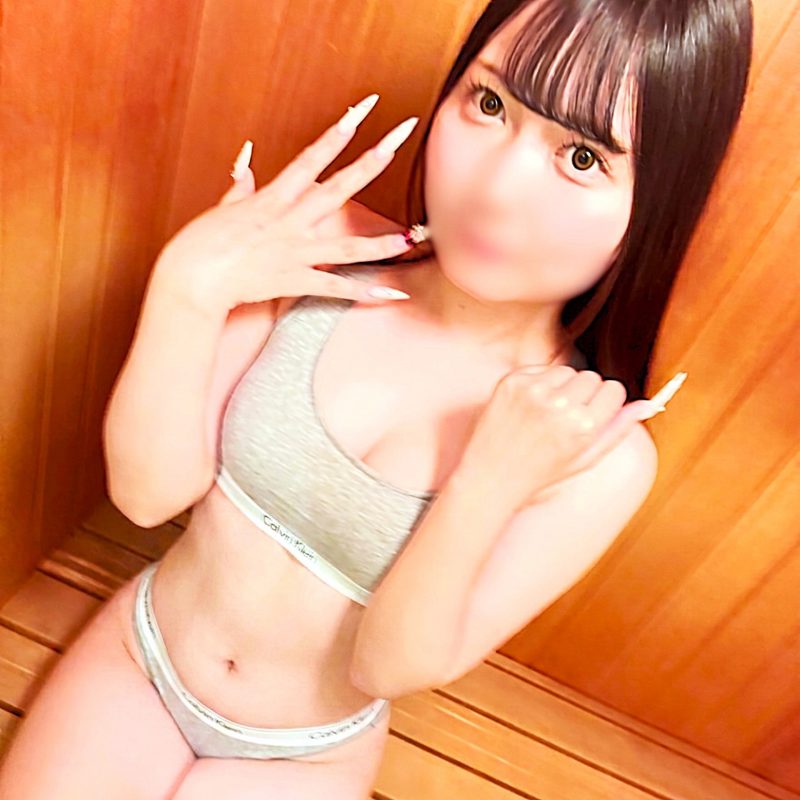 FC2PPV 4966117 18岁超萌女友一起去桑拿房 汗流不止的浓密颜射内射全过程