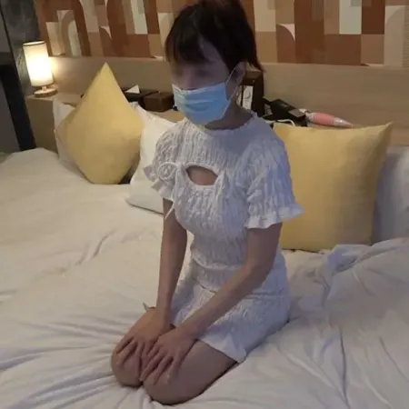 FC2PPV 4983582 首拍限时特惠560pt·人妻的白嫩美乳与翘臀初次交合实录，她一边被拍一边担心老公发现，可谁又能保证不会呢 [中文字幕]